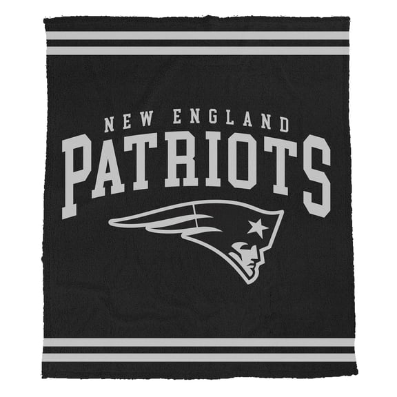 Pegasus New England Patriots 50" x 60" Midnight Logo Cozy Knit Blanket