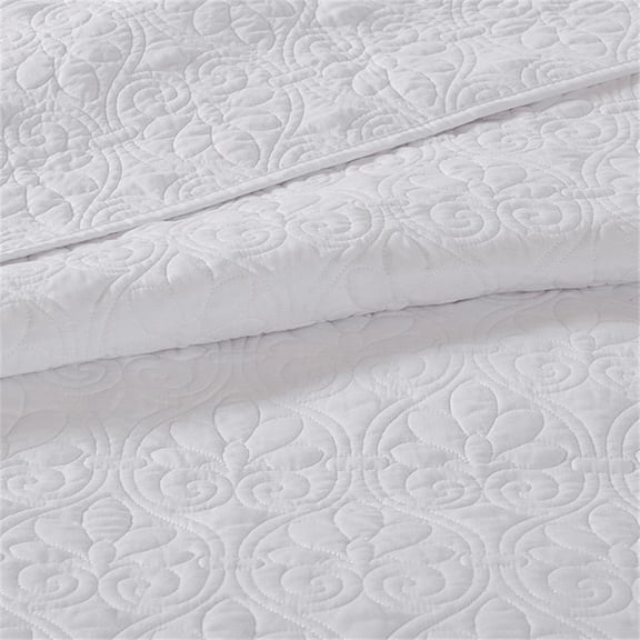 Pemberly Row Modern / Contemporary Reversible Bedspread Set in White