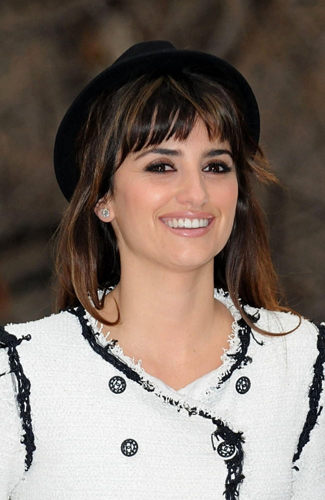 Penelope Cruz At The Press Conference For Unbreakable Kiss Mistletoe Installation Ribbon Cutting Launch Canvas Art - (16 x 20)