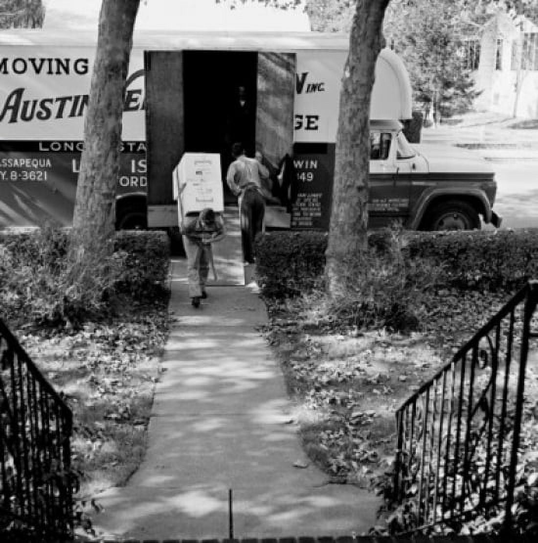 People moving house Canvas Art - (18 x 24)