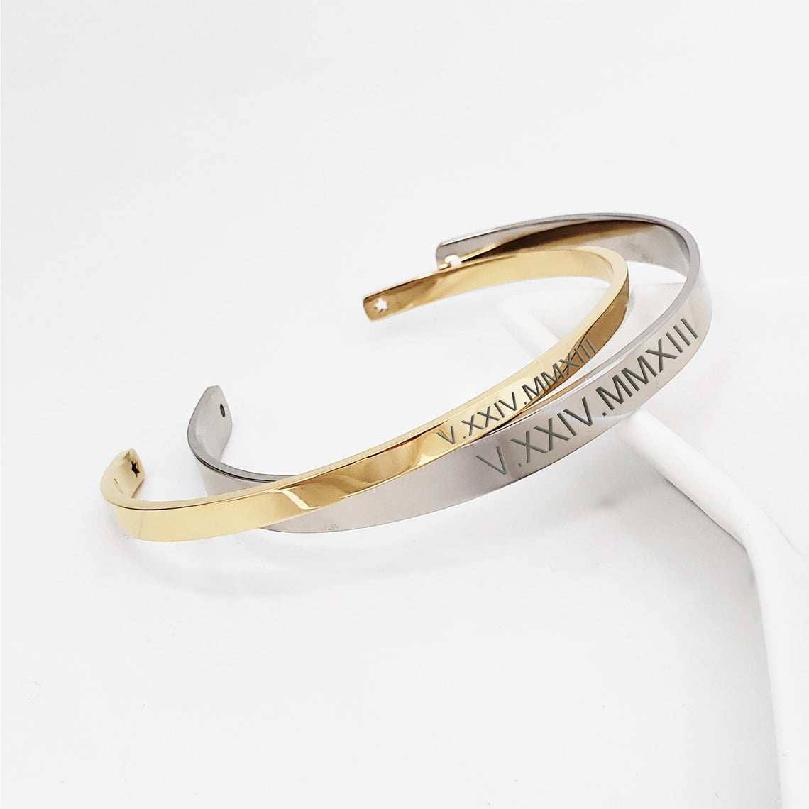 Personalized Father's Day Gift for Dad Couple's Gift for Him Matching His and Hers Set Roman Numerals Anniversary Date Engravable Cuff Bangle Bracelet with Gift Box [M-Silver |W-Gold]
