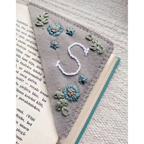 Personalized Hand Embroidered Corner Bookmark - Felt Triangle Page Stitched Handmade Bookmark - Unique Cute Flower Letter Embroidery Bookmarks Accessories for Book Lovers - Fall