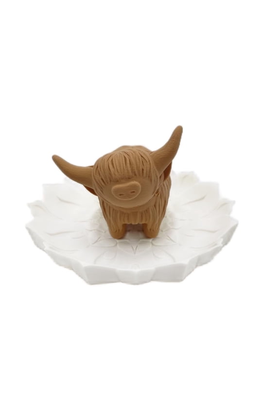Personalized Highland Cow Ring Holder with Floral Dish – Elegant Jewelry Organizer for Rings & Engagement – Light Brown Cow with White Tray