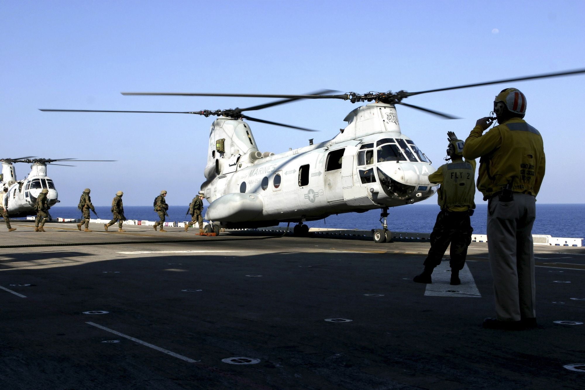 Personnel walk into the rear of a CH-46E Sea Knight helicopter Canvas Art - Stocktrek Images (34 x 23)