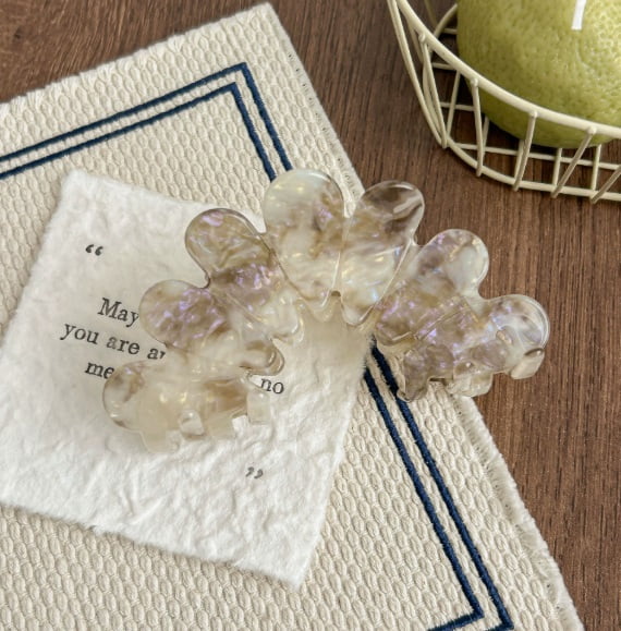 Petal-Shaped Acetate Hair Claw Clip - Strong Grip for Thick Hair, Elegant and Minimalist Design for Everyday Use