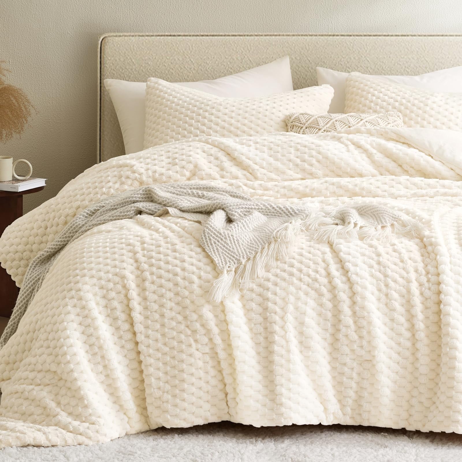 Petrichor Cozy Flannel Comforter Set, Warm and Soft King Size Quilt for Winter, 3 Piece Bedding Set with 2 Pillowcases, Cream White