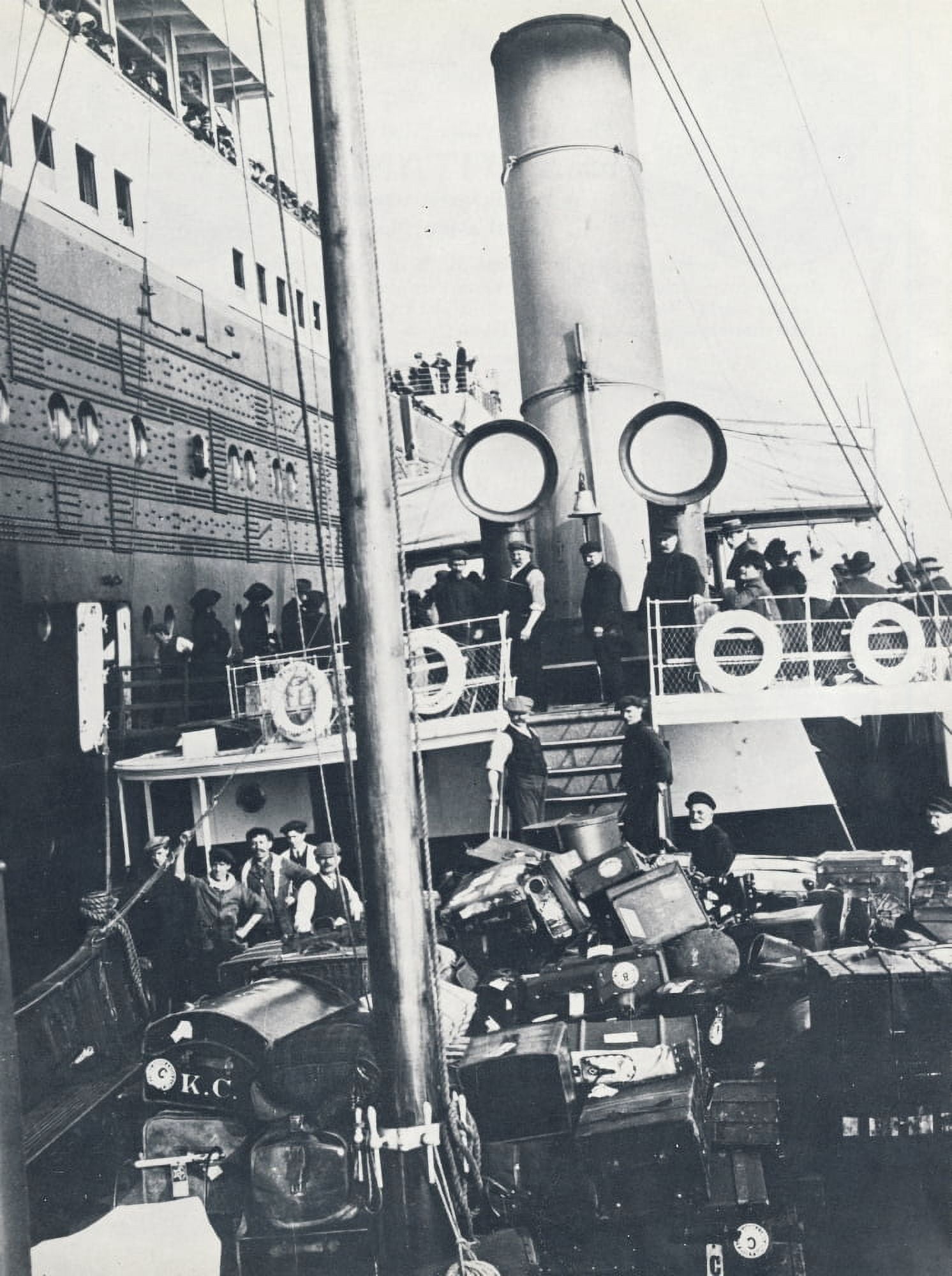 Photo Loading luggage on Titanics sister ship Olympic Canvas Art - (18 x 24)