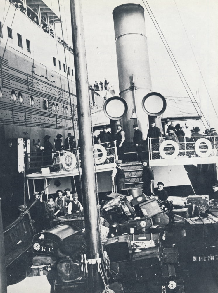 Photo Loading luggage on Titanics sister ship Olympic Canvas Art - (24 x 36)
