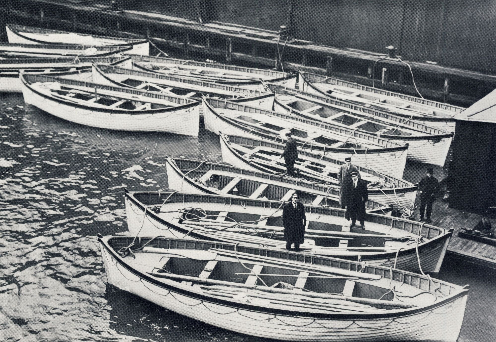 Photo Sinking of the Titanic 1912 Lifeboats of the Titanic Canvas Art - (18 x 24)