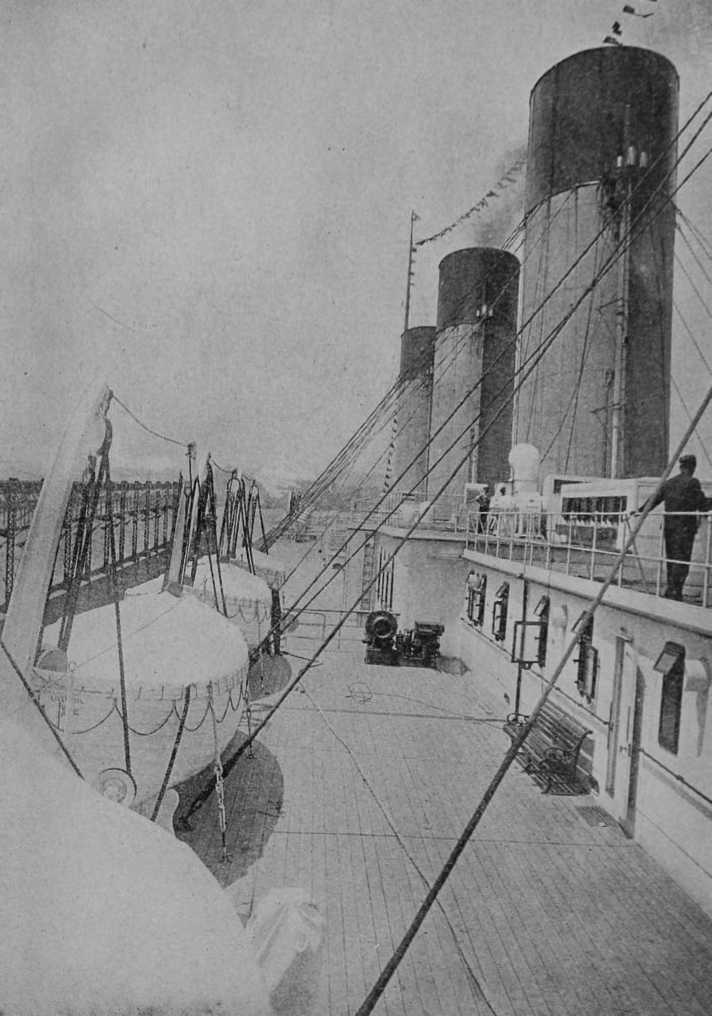 Photo Sinking of the Titanic 1912 Lifeboats on the Titanic Canvas Art - (18 x 24)