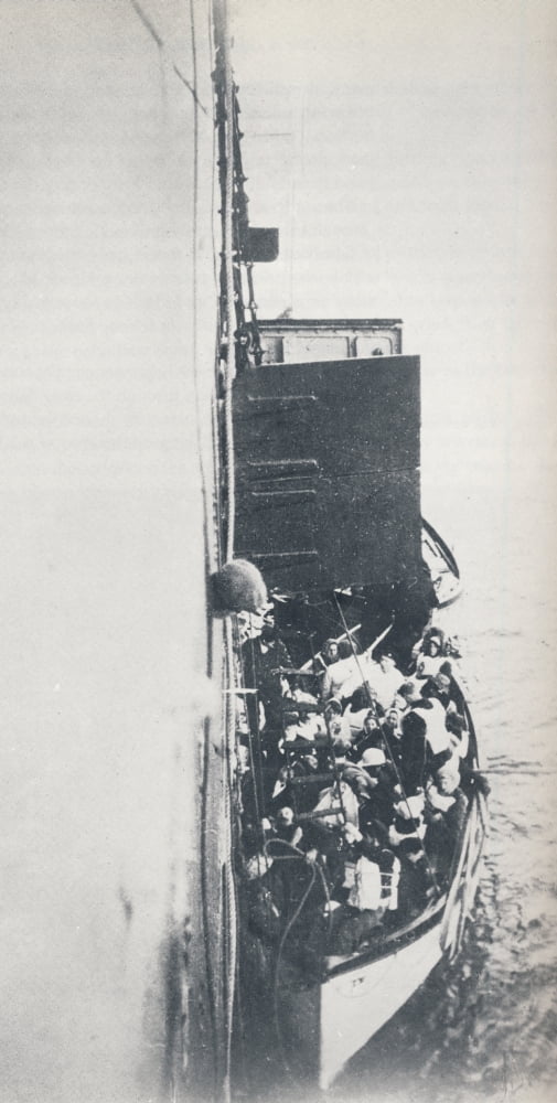 Photo Sinking of the Titanic 1912 The more agile climbed the rope ladders Canvas Art -  (24 x 36)