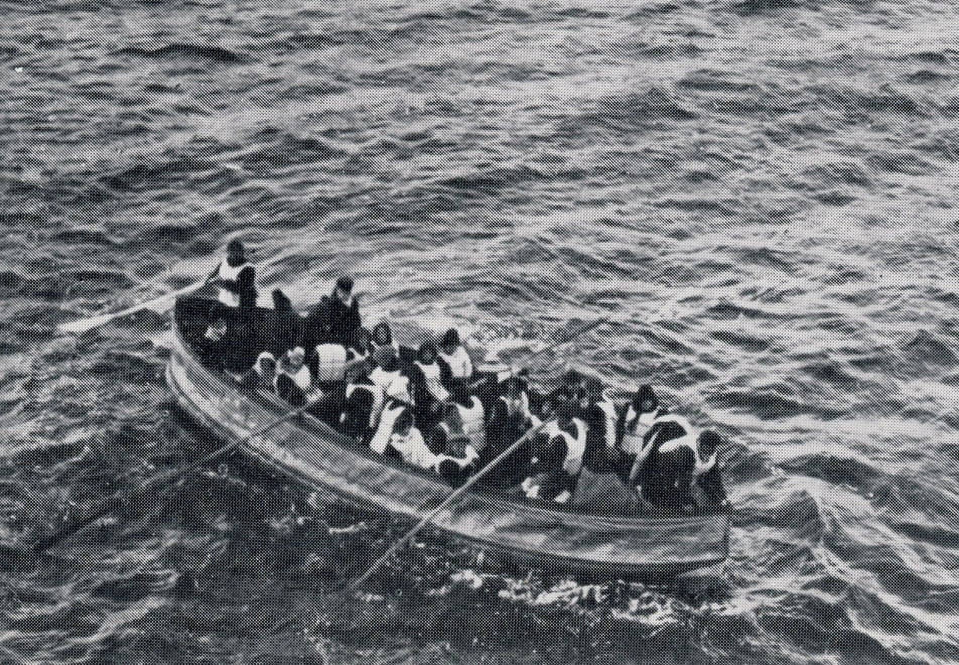 Photo Sinking of the Titanic 1912 Waiting to board the Carpathia Canvas Art -  (18 x 24)