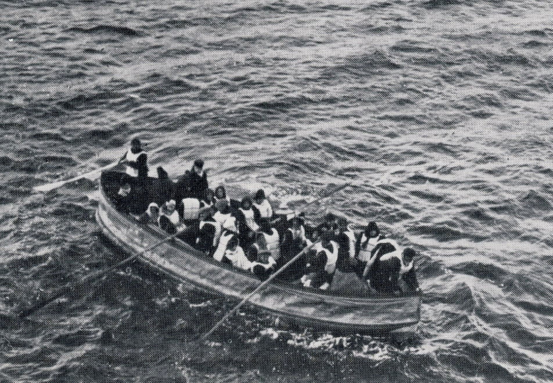 Photo Sinking of the Titanic 1912 Waiting to board the Carpathia Canvas Art - (24 x 36)