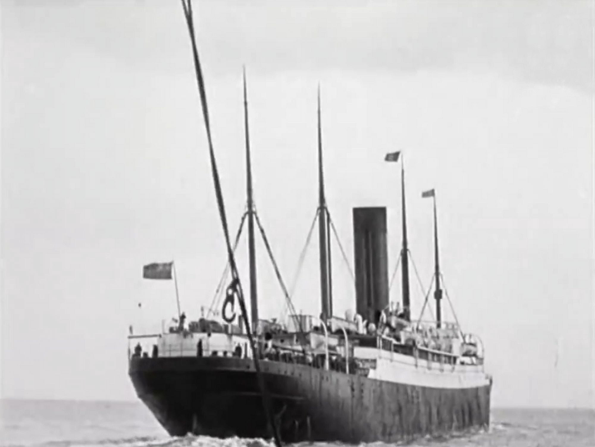 Photo Still from 1912 footage Carpathia nearing New York with rescued passengers Canvas Art -  (18 x 24)