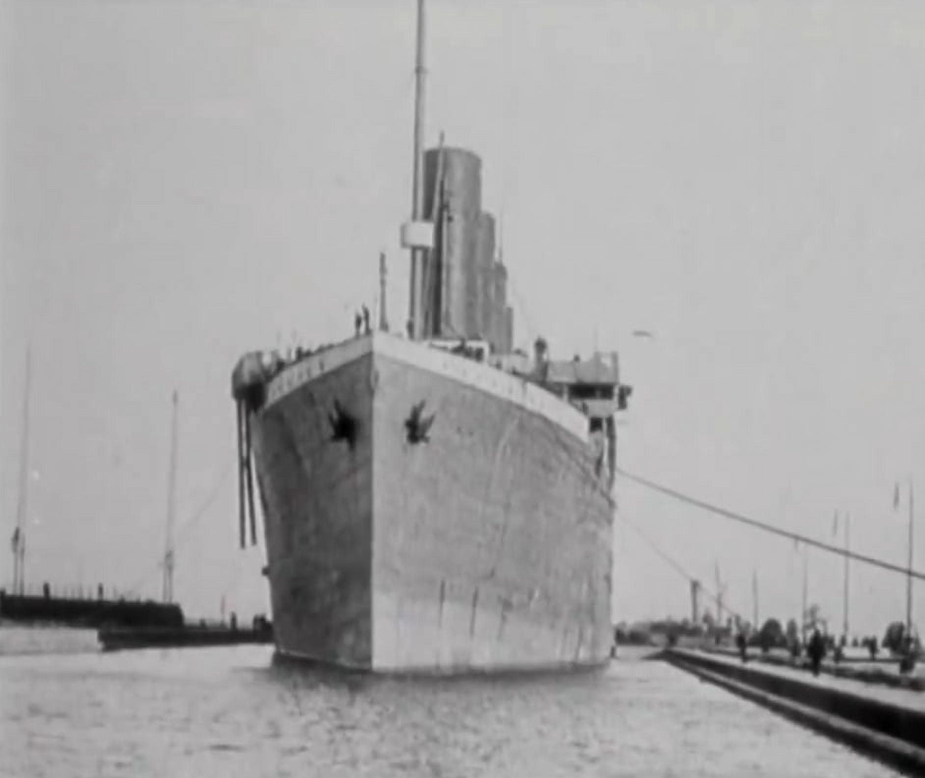Photo Still from 1912 footage Titanic in dock at Belfast Canvas Art - (24 x 36)