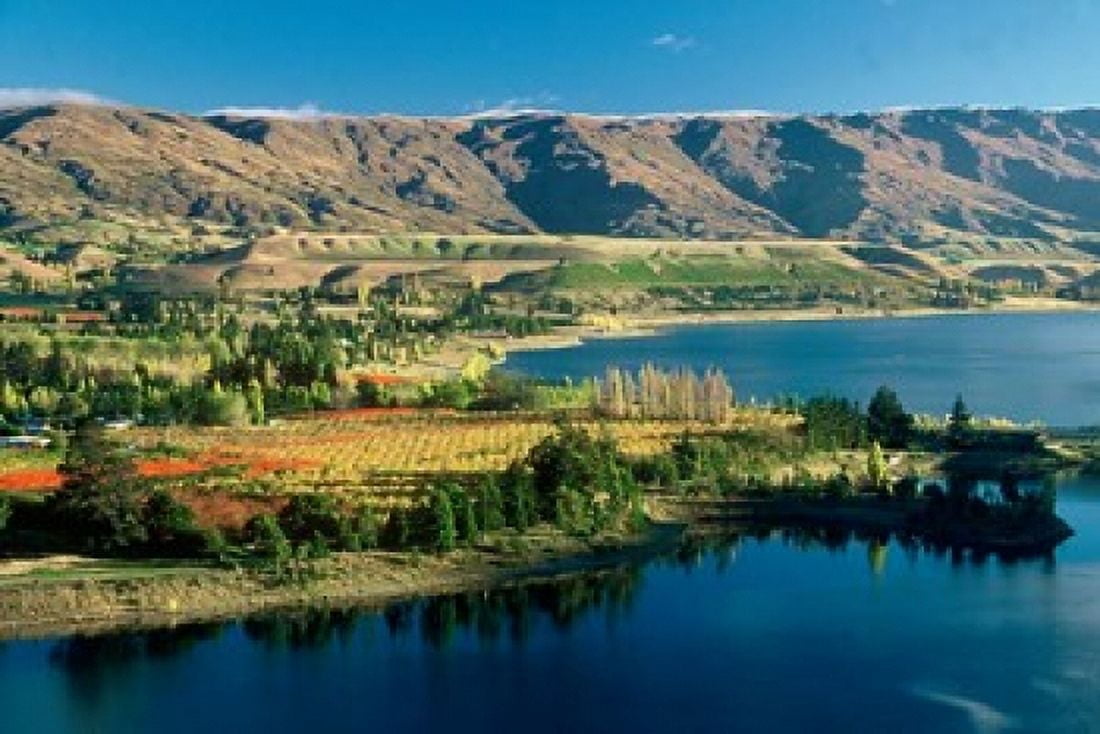 Pisa Range and Lake Dunstan Central Otago New Zealand Canvas Art - David Wall DanitaDelimont (26 x 18)