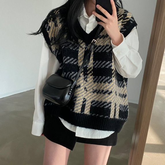 Plaid sweater pullover vest female students wear winter Korean loose retro V-neck sleeveless knitted pullover vest sweater top (black,One Size)