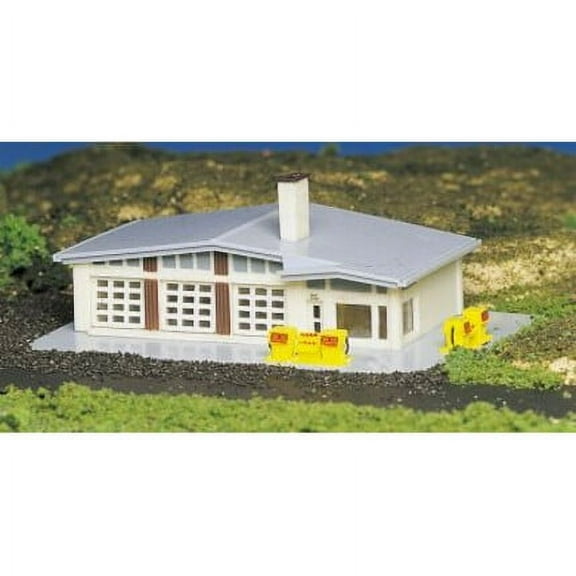 Bachmann - Gas Station (Assembled) -- 3-1/2 x 5-1/2" 8.9 x 14cm - N