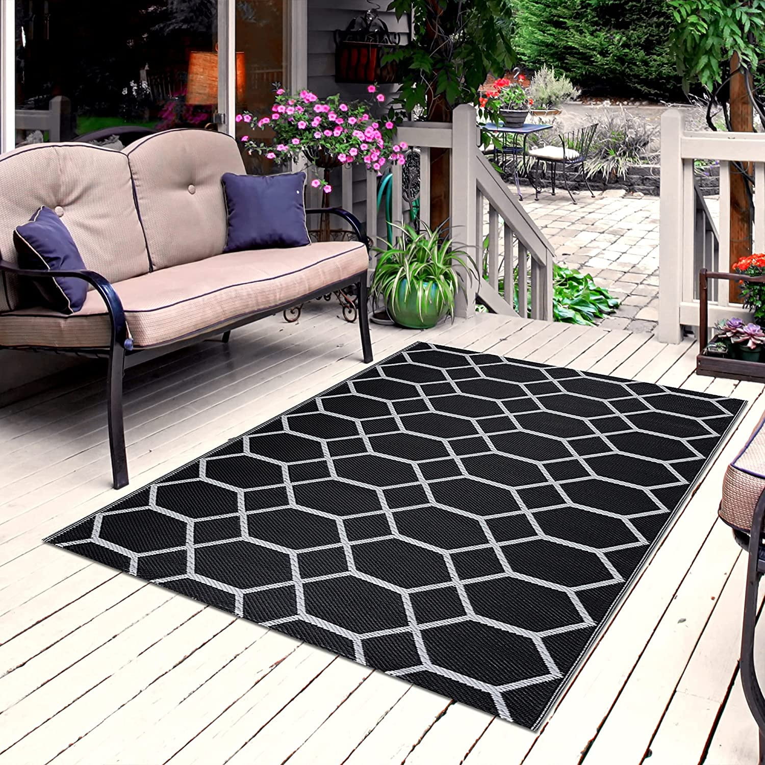 Playa Rug Reversible Indoor/Outdoor Recycled Plastic Floor Mat/Rug - Weather, Water, Stain, Fade and UV Resistant - Miami- Black & White (4'x6')