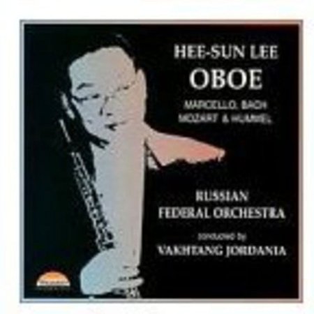 Plays Music for Oboe & Orchestra