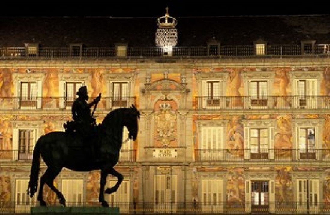 Plaza Mayor by Night Madrid Spain Canvas Art - Sergio Pitamitz DanitaDelimont (34 x 23)