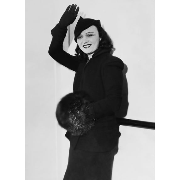 Pola Negri Arriving In New York On The S.S. Manhattan Portrait (8 x 10)