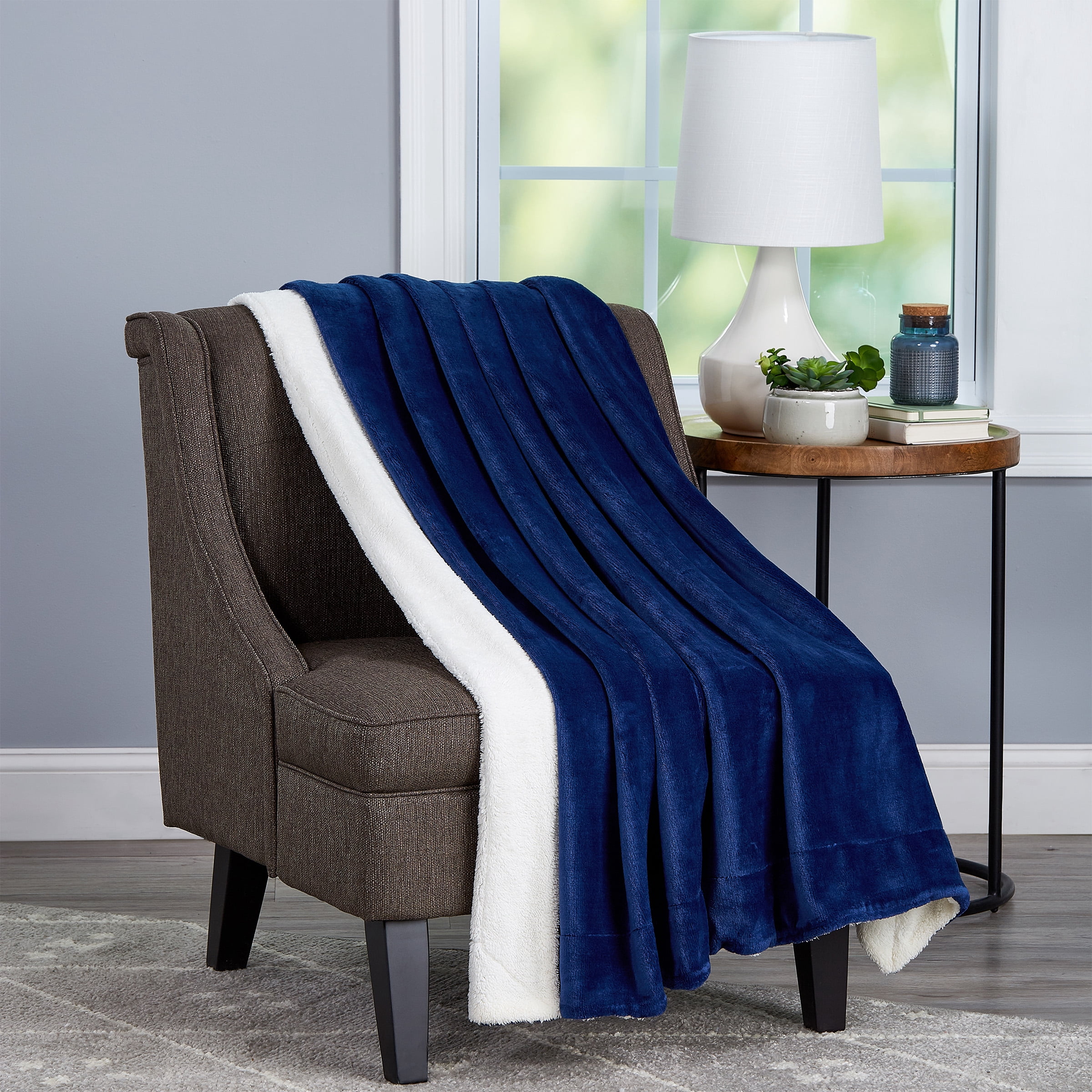 Poly Fleece Sherpa – Oversized Plush Woven Polyester Sherpa Fleece Solid Color Throw by Somerset Home (Midnight and White)