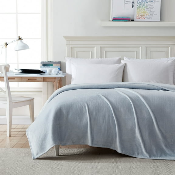 Poppy & Fritz Solid Ultra Soft Plush Pastel Blue Full/Queen Blanket