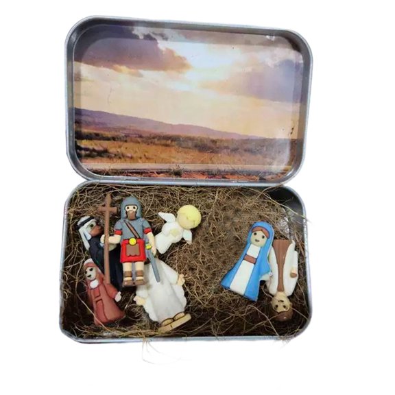 Portable Jesus Nativity Scene Set in Tin Box, Religious Easter Resurrection & Crucifixion Figurine Miniature, 12Pcs Resin Manger Creche Decor, Christian Spiritual Gift, 3.74"