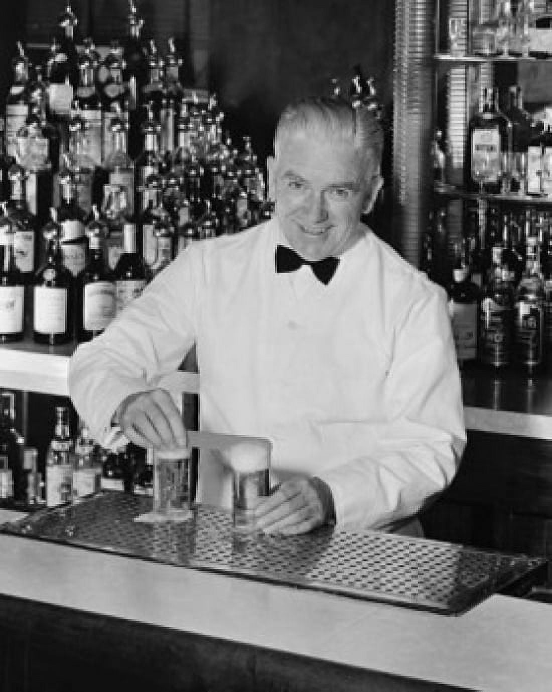 Portrait of a bartender preparing a drink Canvas Art - (18 x 24)