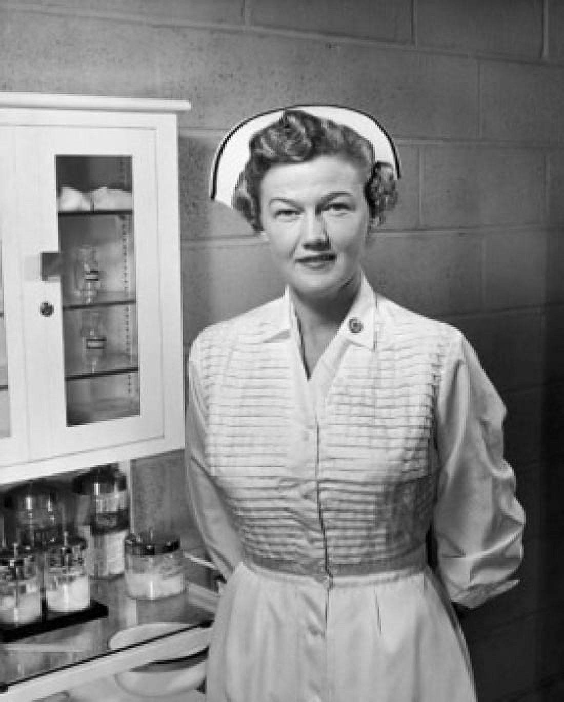 Portrait of a female nurse Canvas Art - (18 x 24)