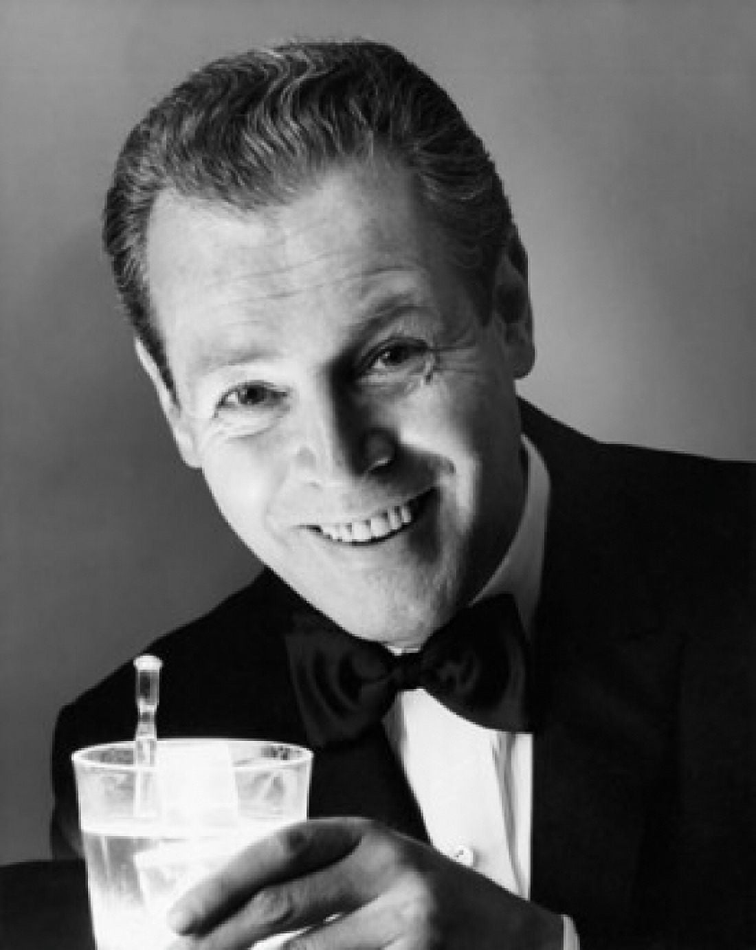 Portrait of a mature man drinking from a tea cup Canvas Art - (24 x 36)
