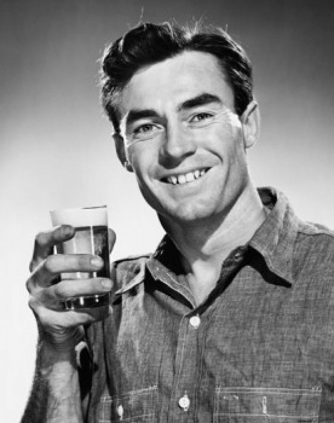 Portrait of a mid adult man holding a drink Canvas Art - (24 x 36)