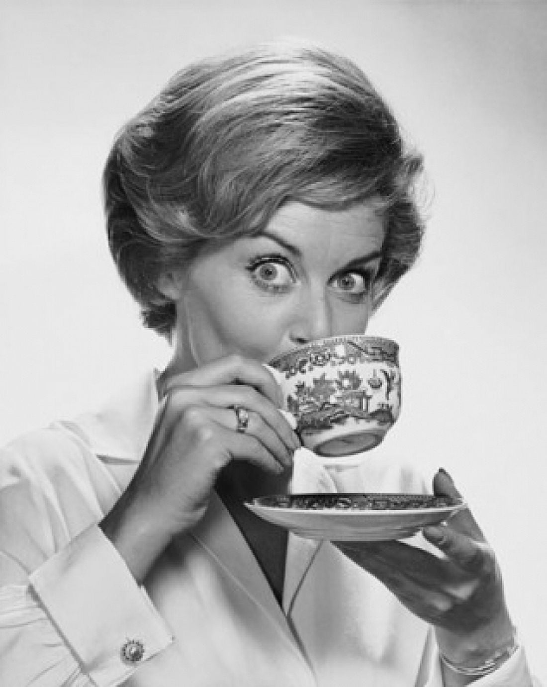 Portrait of a mid adult woman drinking from a tea cup Canvas Art - (18 x 24)