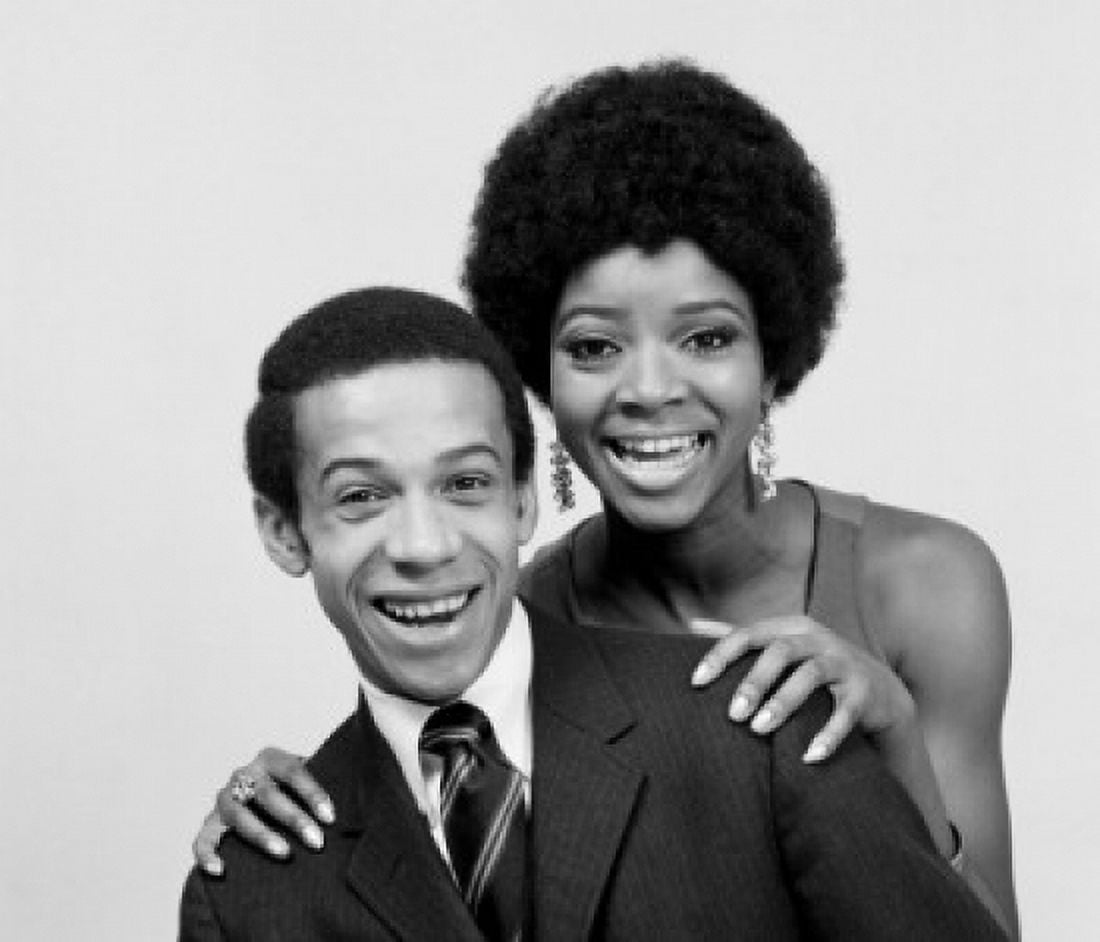 Portrait of couple Canvas Art - (18 x 24)
