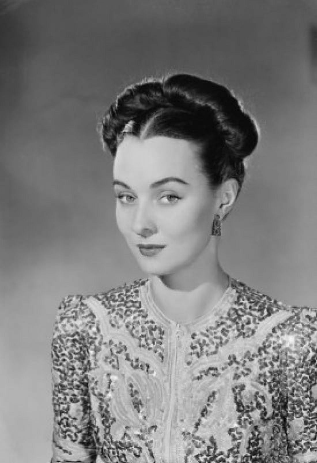 Portrait of elegant woman with hairbun Canvas Art - (18 x 24)