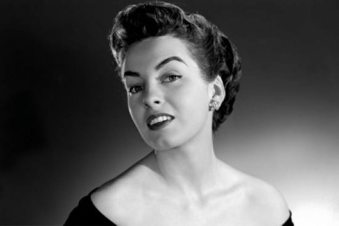 Portrait of elegant young woman Canvas Art - (18 x 24)