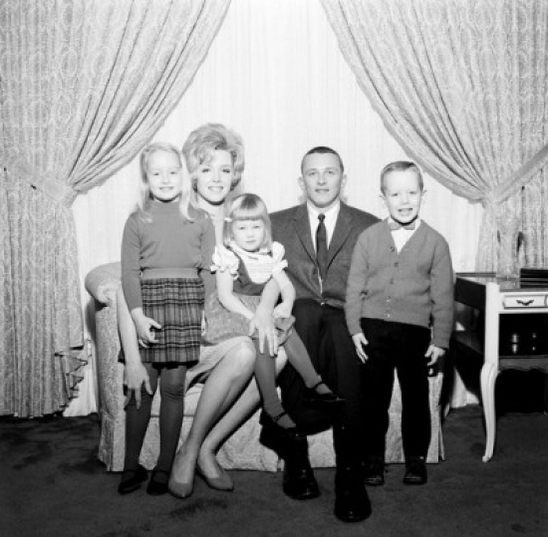 Portrait of family with children in living room Canvas Art - (18 x 24)