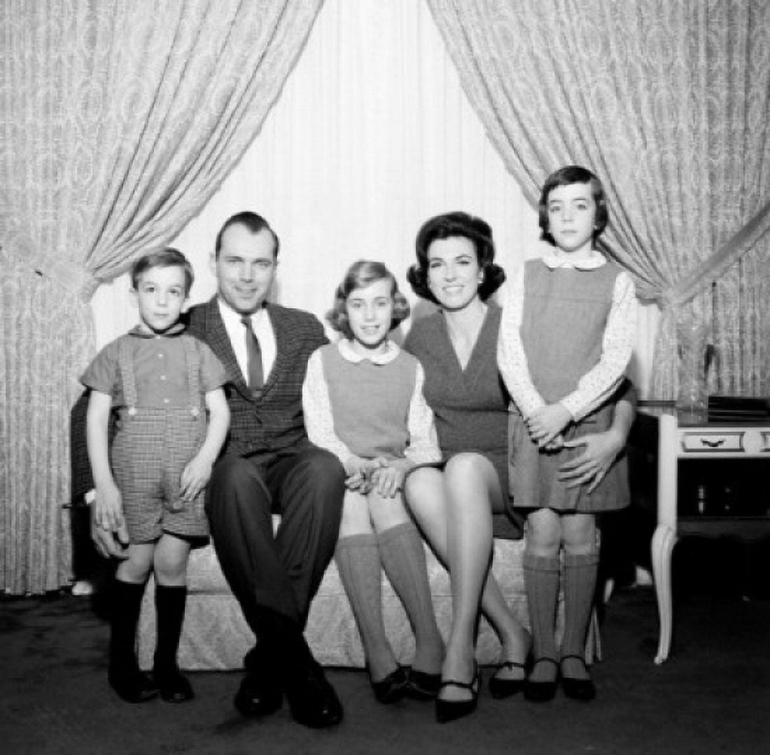 Portrait of family with children in living room Canvas Art - (18 x 24)