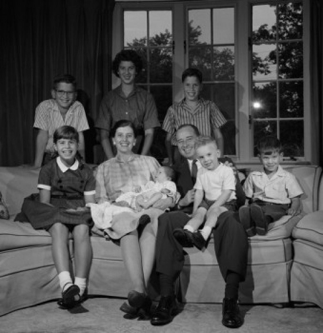 Portrait of large family with children in living room Canvas Art - (18 x 24)