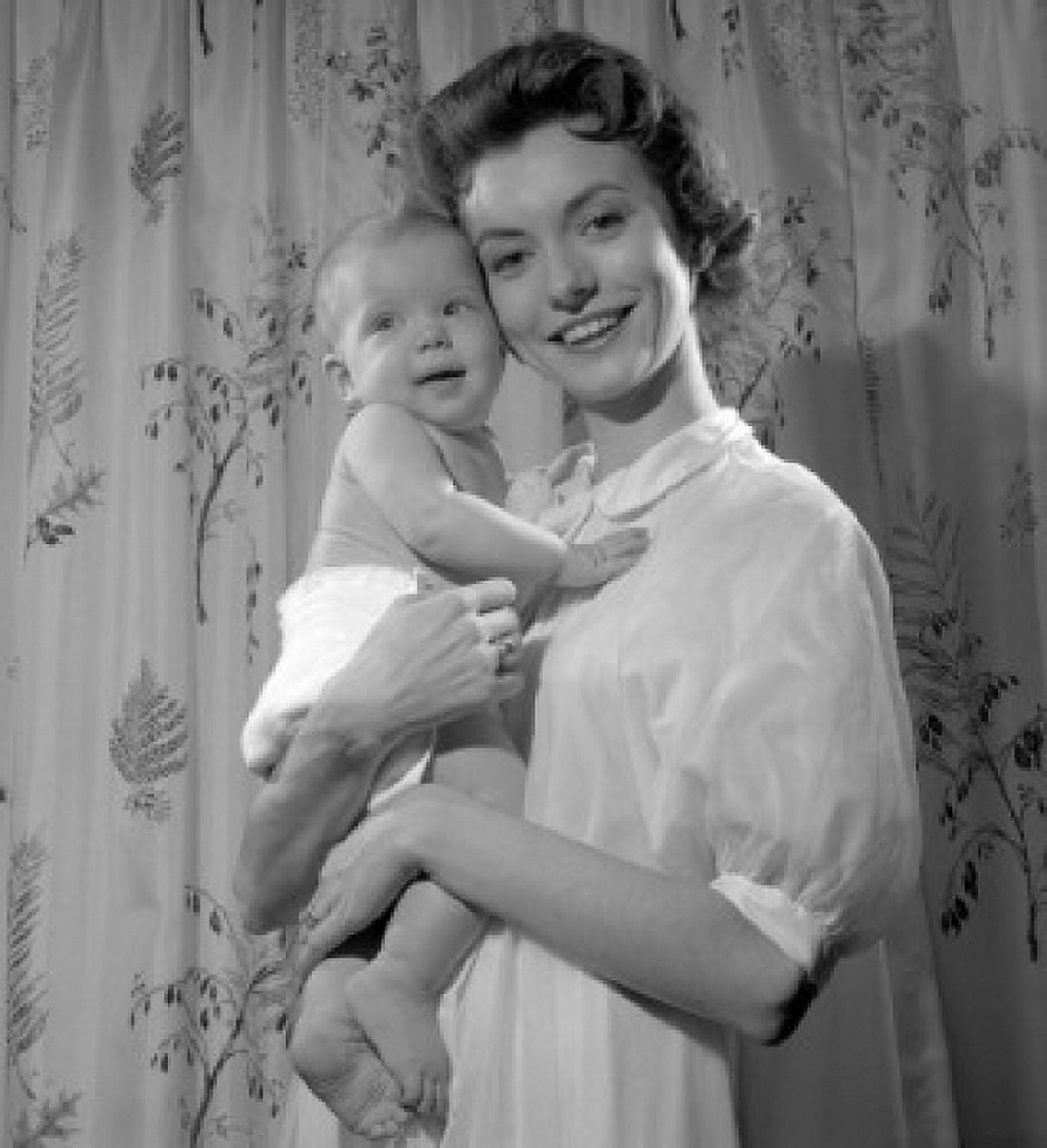 Portrait of mother and baby cheek to cheek Canvas Art - (18 x 24)