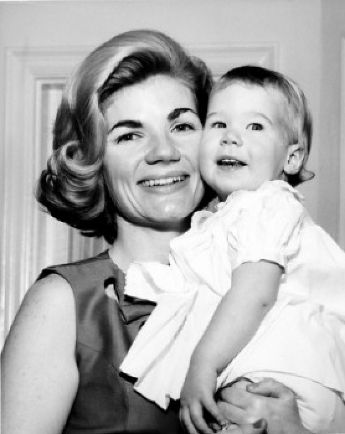 Portrait of mother and daughter Canvas Art - (18 x 24)