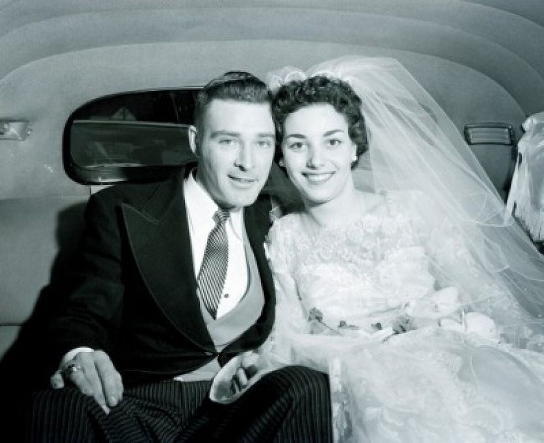 Portrait of newly wed couple in car Canvas Art - (18 x 24)