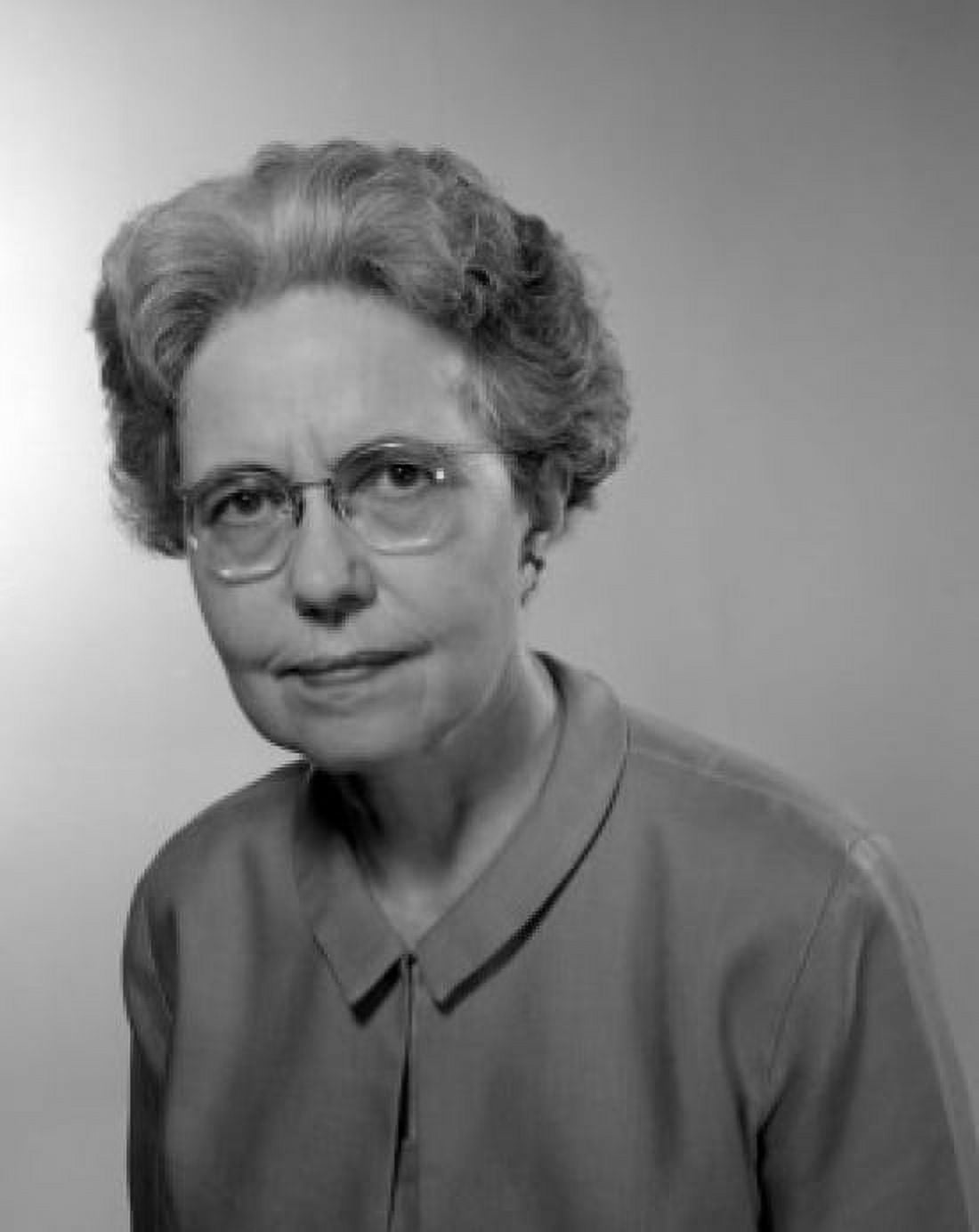 Portrait of senior woman wearing glasses Canvas Art - (18 x 24)