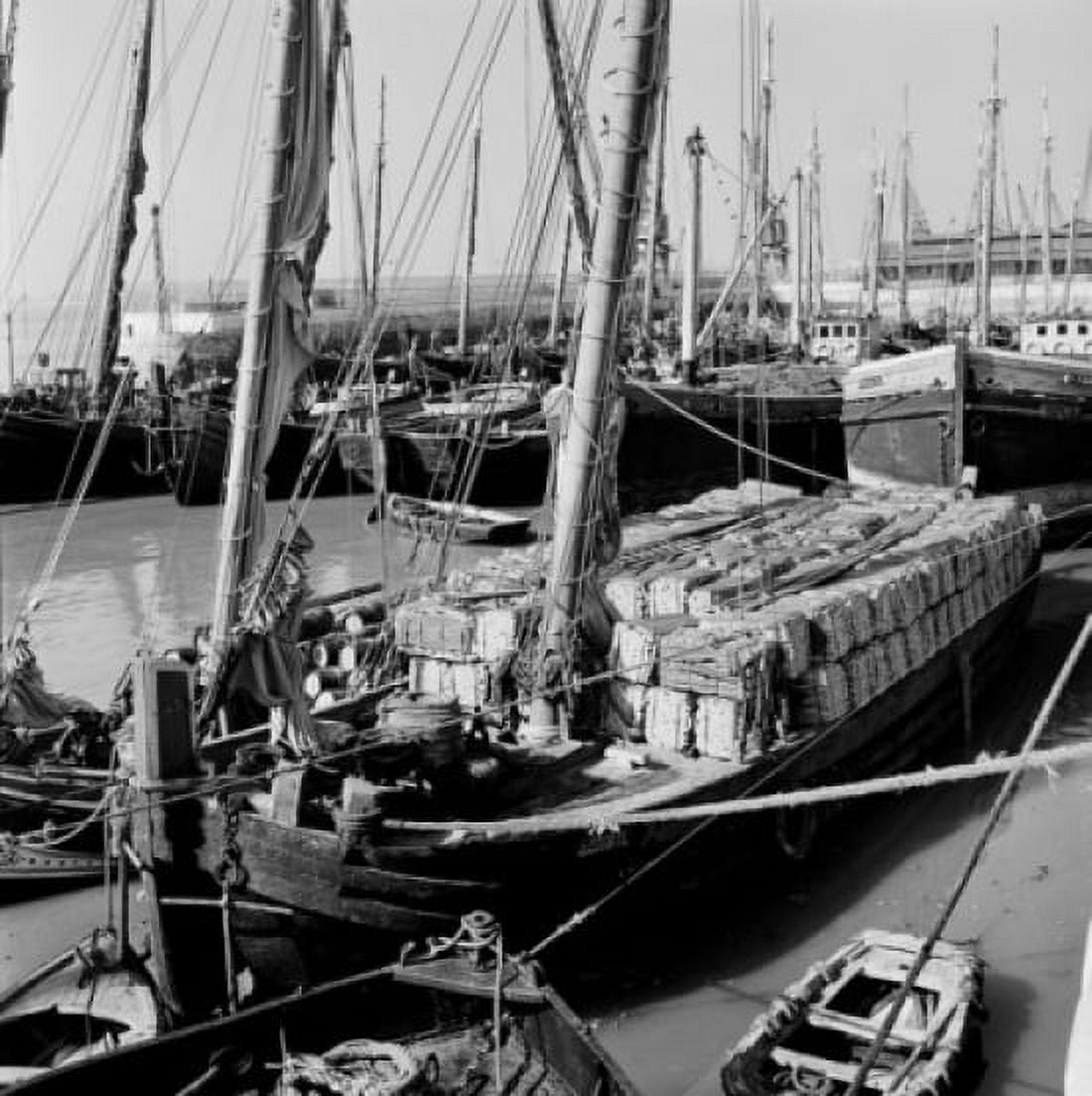 Portugal Portuguese Sail Barges loaded with barrels of wine and cork Canvas Art - (18 x 24)