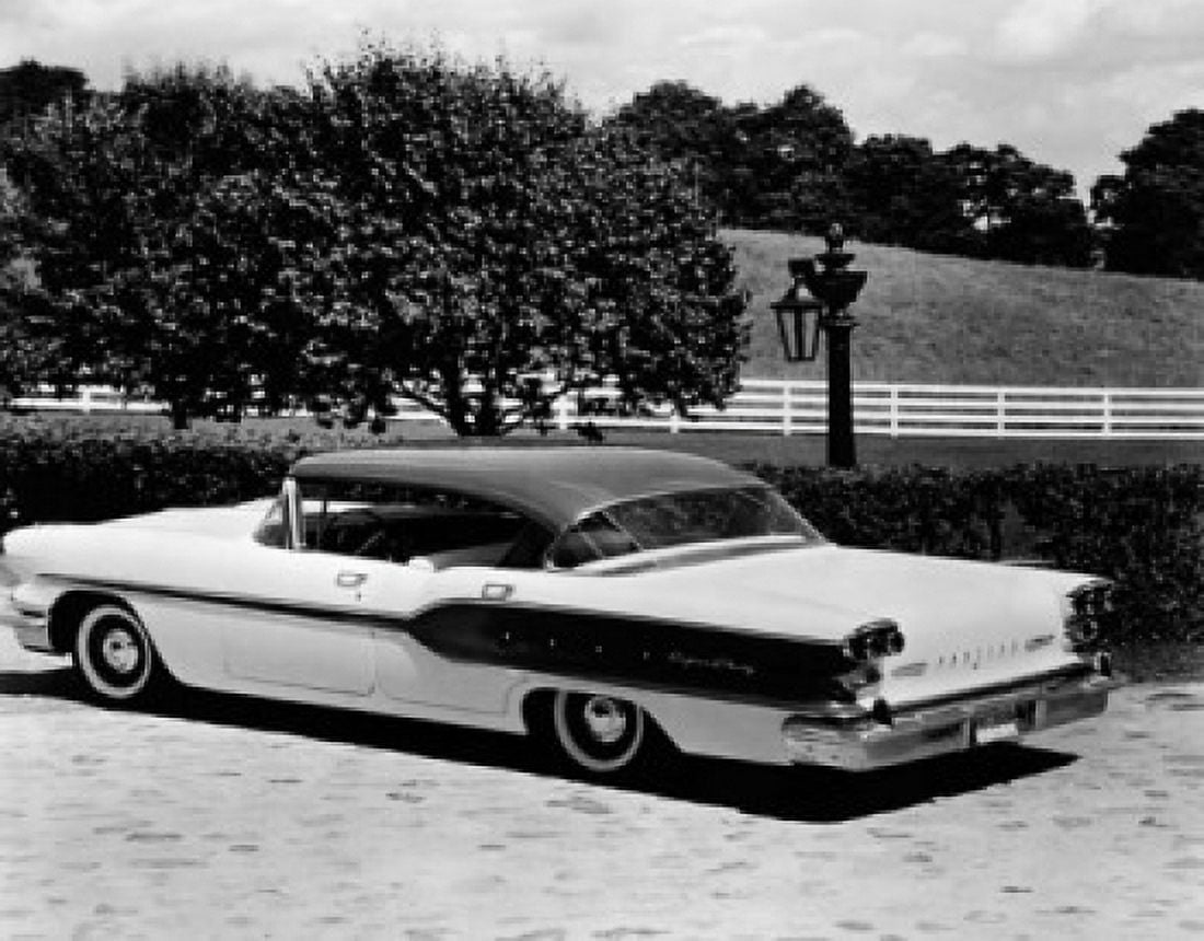 Posterazzi 1958 Pontiac Super Chief Catalina near a hedge Canvas Art - (24 x 36)
