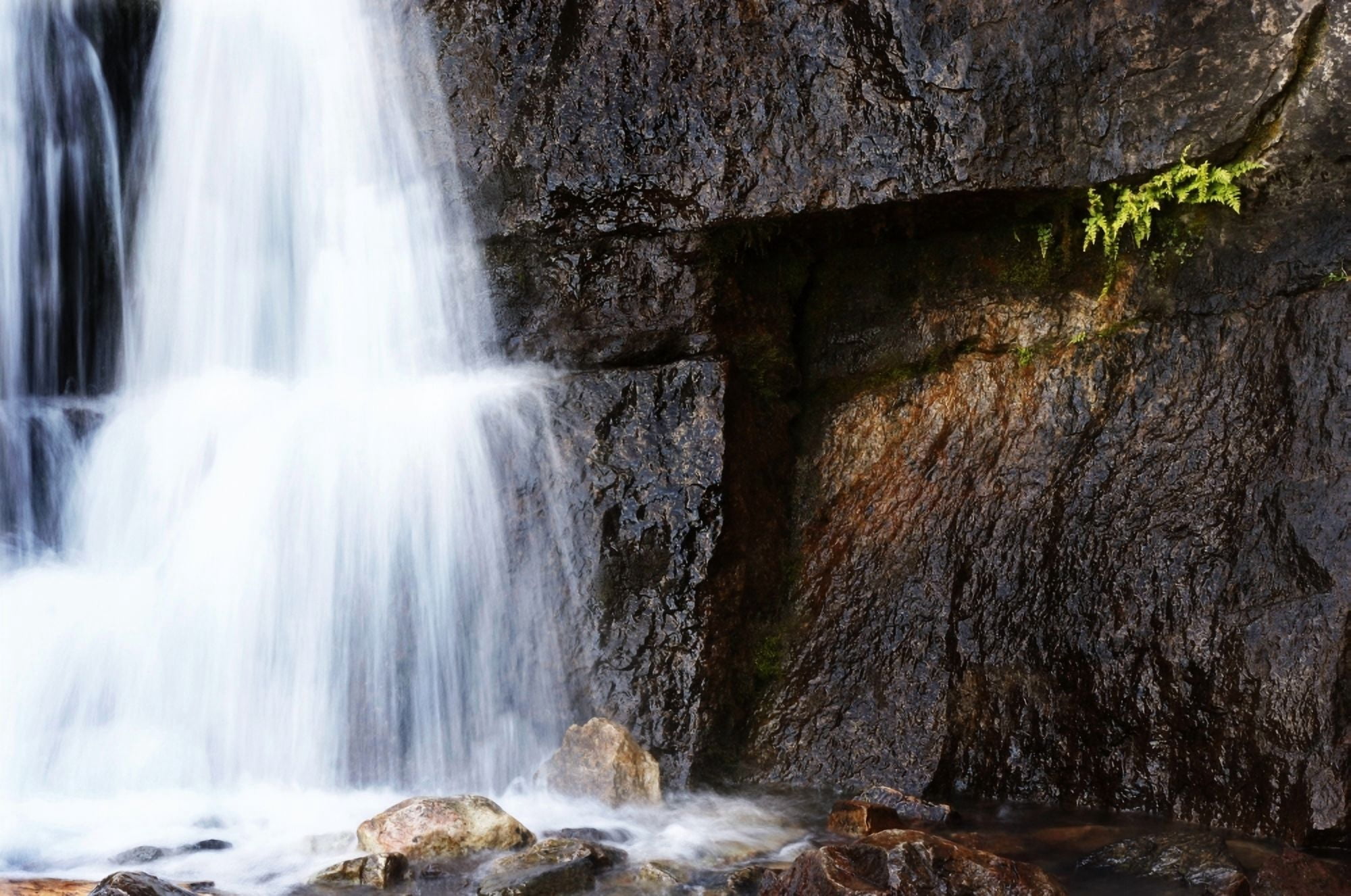 Posterazzi A Beautiful Waterfall Canvas Art - Chris and Kate Knorr Design Pics (34 x 22)