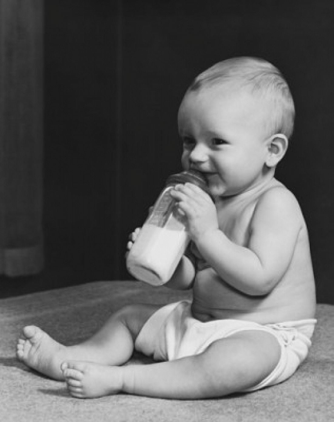 Posterazzi A baby drinking from a baby bottle Canvas Art -  (24 x 36)