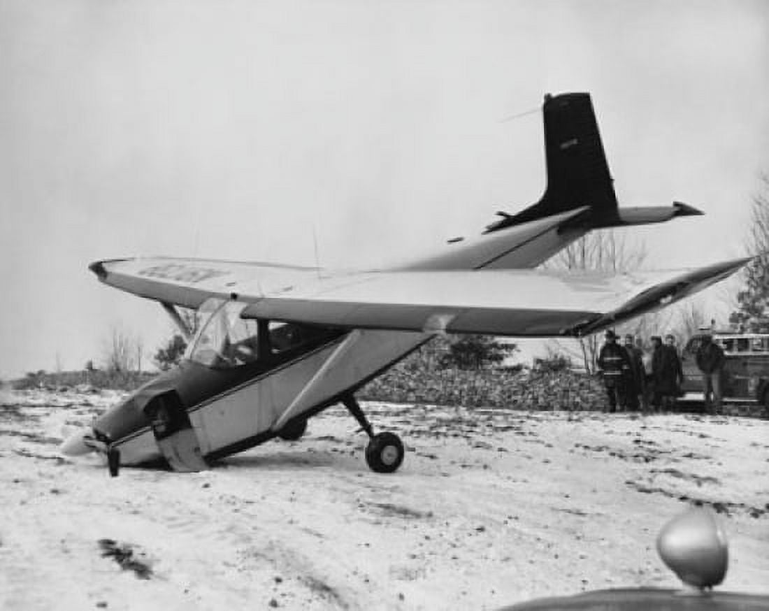 Posterazzi Airplane crashed in a field Canvas Art - (24 x 36)