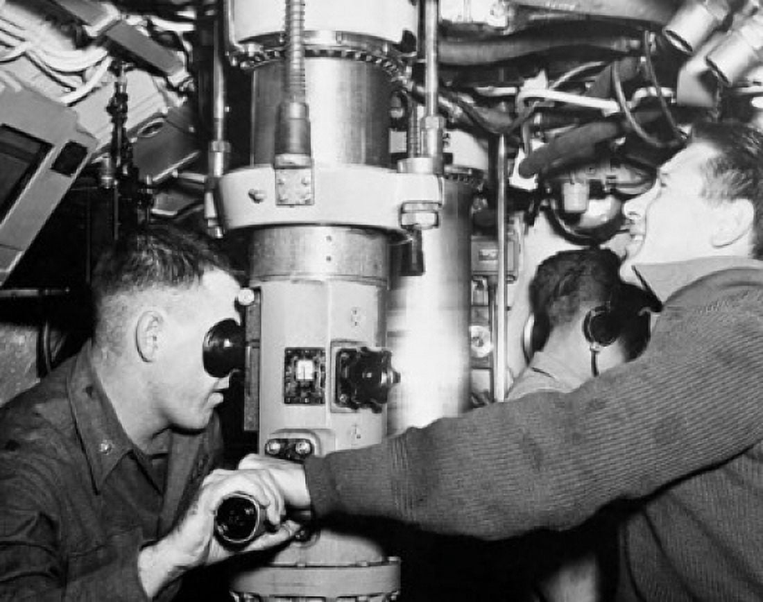 Posterazzi Army soldiers using the periscope in a submarine Canvas Art -  (24 x 36)